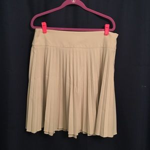 Worthington Stretch cream/tan pleated skirt sz 16